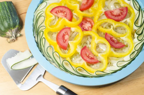 Processus de cuisson d'une tarte aux légumes . — Photo