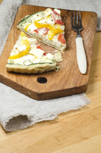 Two slices of vegetable pie on wooden cutting board — Stock Photo, Image