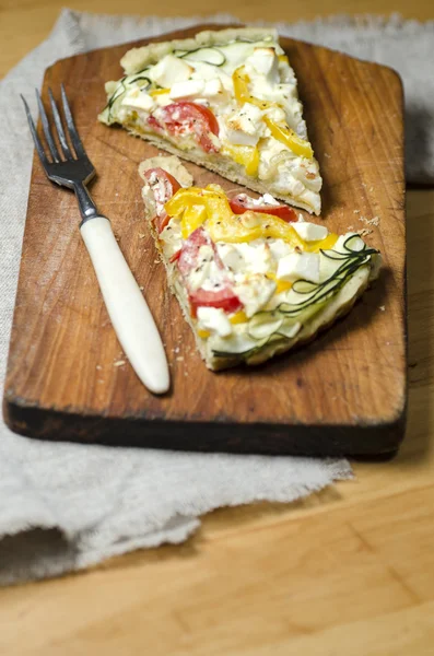 Два ломтика овощного пирога на деревянной доске — стоковое фото