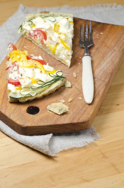 木製のまな板に野菜のパイの 2 つのスライス — ストック写真