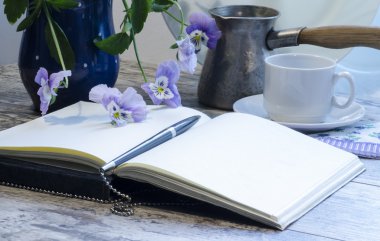 bir defter ve kalem ile natürmort