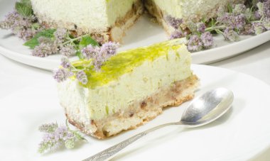 Lime cheesecake versierd met munt bloemen