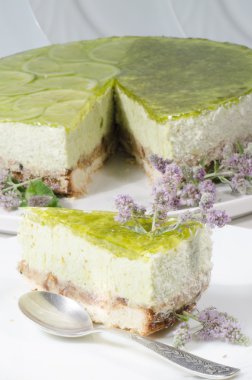 Lime cheesecake versierd met munt bloemen