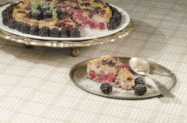 taze çilek ile metal plaka üzerinde blackberry clafoutis dilim