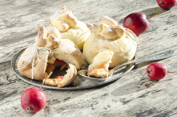 Paraíso de manzanas horneadas en pastelería, en forma de bolsas — Foto de Stock