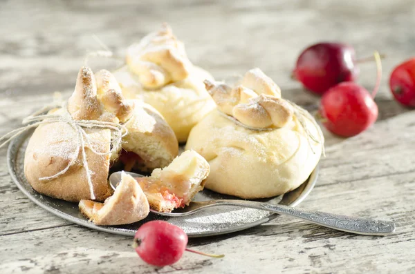 Paraíso de manzanas horneadas en pastelería, en forma de bolsas — Foto de Stock