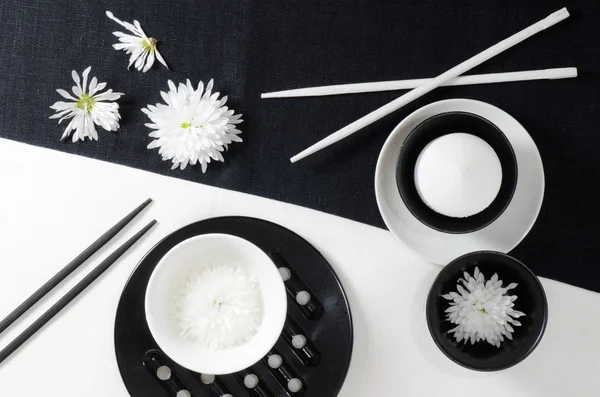 검 고 흰 리넨 테이블 보에 백색 사기 그릇. — 스톡 사진