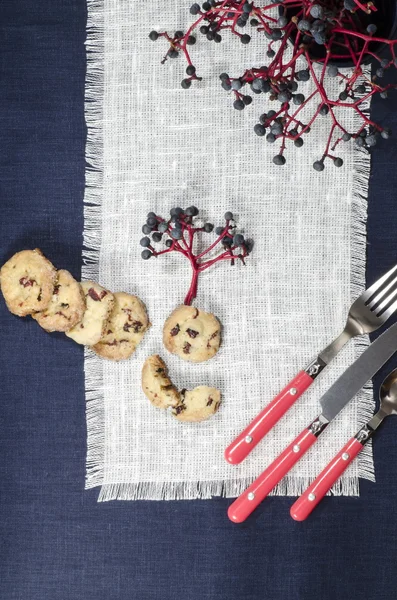 Porzellangeschirr und Kekse mit Preiselbeeren — Stockfoto