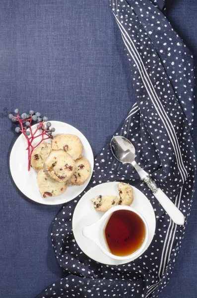 Porcelán edények és a cookie-kat, áfonyával — Stock Fotó