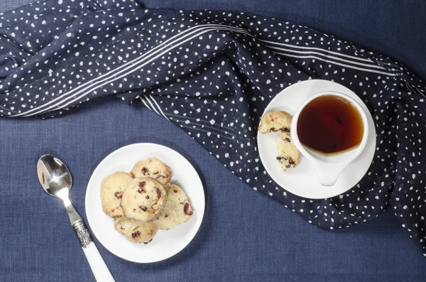 Porcelánové misky a soubory cookie s brusinkami — Stock fotografie