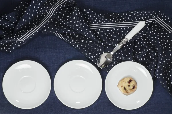 도자기 접시와 크랜베리 쿠키 — 스톡 사진