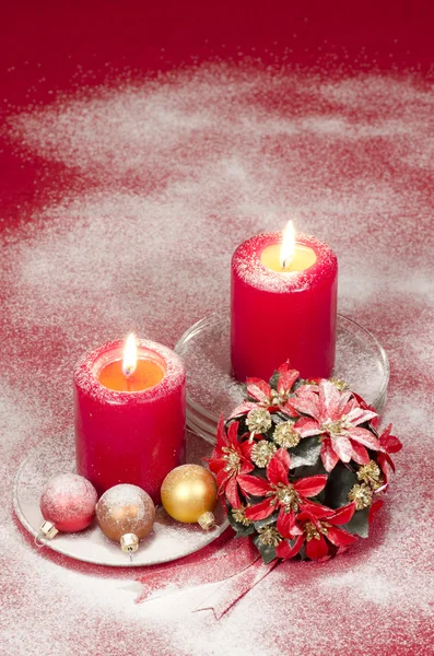 Χριστούγεννα διακόσμηση με κορδέλες κεριά και μπισκότα — Φωτογραφία Αρχείου