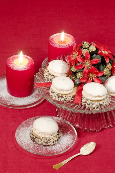 Χριστούγεννα διακόσμηση με κορδέλες κεριά και μπισκότα — Φωτογραφία Αρχείου