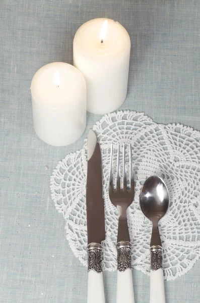 Decorações de Natal e utensílios de mesa com vela branca — Fotografia de Stock