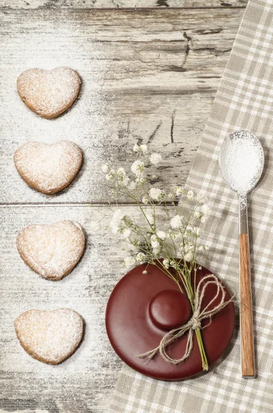 Galletas caseras Fondo de San Valentín para tarjeta de felicitación con hermosa flor y vajilla — Foto de Stock