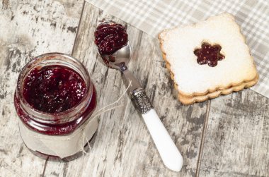 reçel ile ev yapımı şeker kurabiye çiçekleri ile dekore edilmiştir..