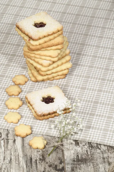 Homemade sugar cookies with jam decorated with flowers. — Stock Photo, Image