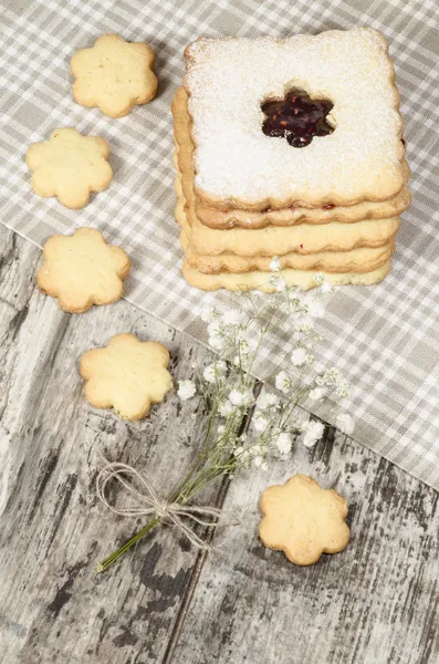 Homemade sugar cookies with jam decorated with flowers. — Stock Photo, Image
