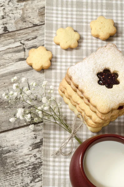Домашнє цукрове печиво з варенням, прикрашеним квітами . — стокове фото