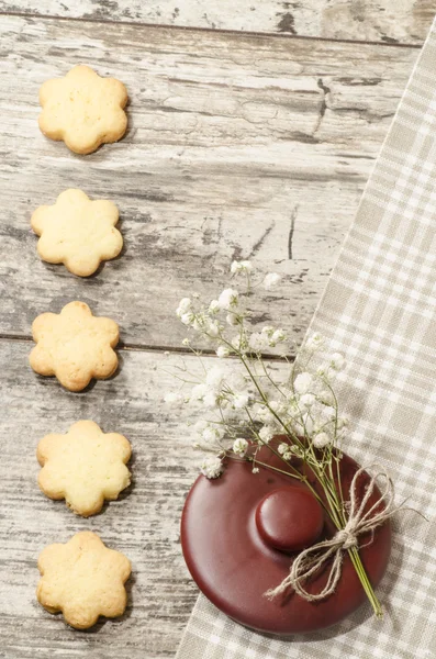 Hemlagad socker cookies och blommor, bakgrunden för gratulationskort — Stockfoto