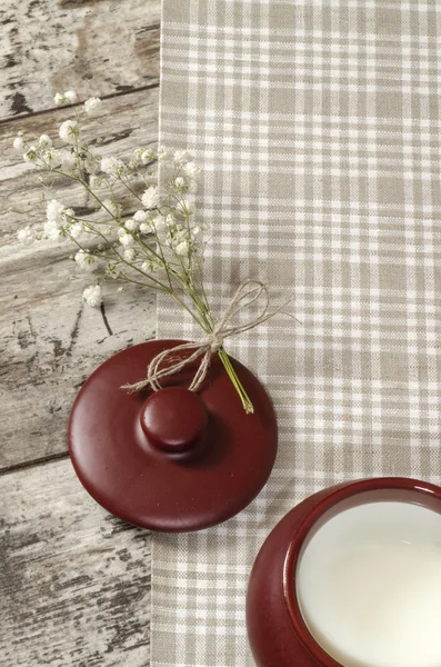 Kopp mjölk och blommor, bakgrunden för gratulationskort — Stockfoto