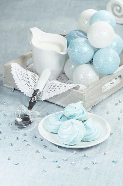 Decorações de Natal, biscoitos de merengue caseiros azuis e xícara de leite — Fotografia de Stock