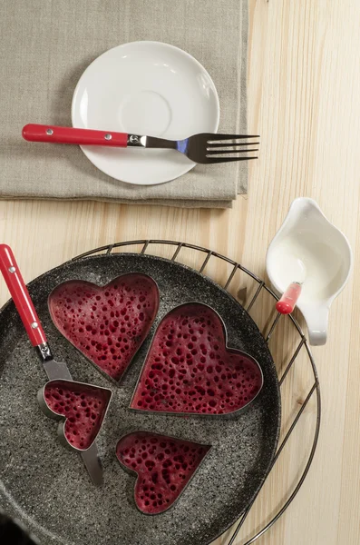 Tortitas rojas del día de San Valentín en forma de corazón con crema agria —  Fotos de Stock