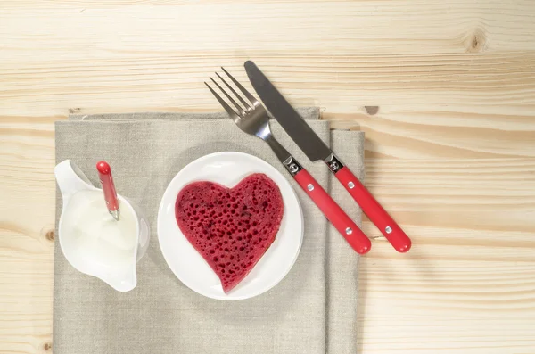 サワー クリームとハートの形の赤いバレンタインのパンケーキ — ストック写真