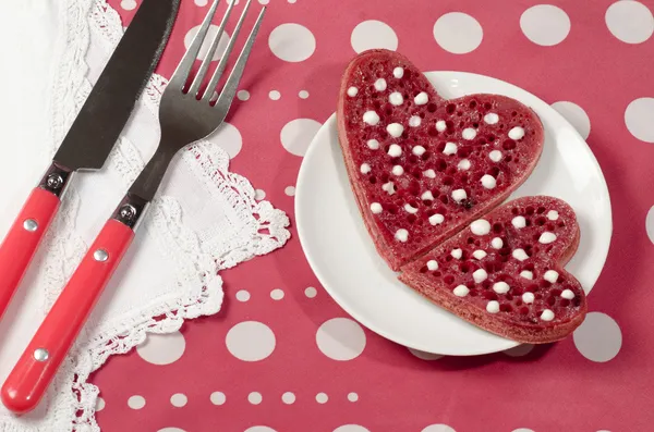 Valentýna červené palačinky ve tvaru srdce s kysanou smetanou — Stock fotografie