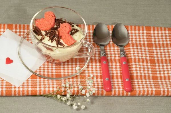 Tiramisu Saint-Valentin avec chocolat dans une tasse en verre . — Photo