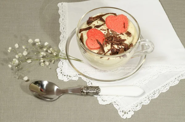 Valentin-nap tiramisu üveg csésze csokoládé. — Stock Fotó