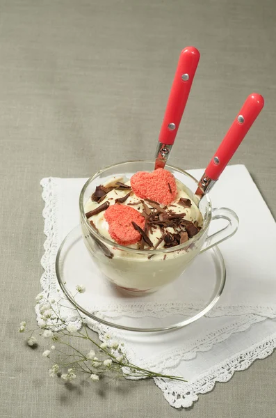 Valentin-nap tiramisu üveg csésze csokoládé. — Stock Fotó