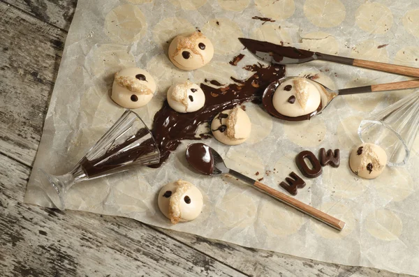 Meringue drôle au chocolat sur papier cuisson — Photo