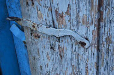 Eski ahşap duvar arka plan metal mandal ile mavi