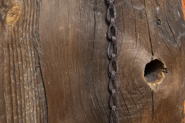 Latar belakang dinding kayu dengan rantai berkarat — Stok Foto