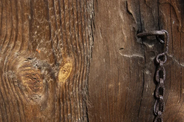 Fundo de parede de madeira com corrente enferrujada — Fotografia de Stock