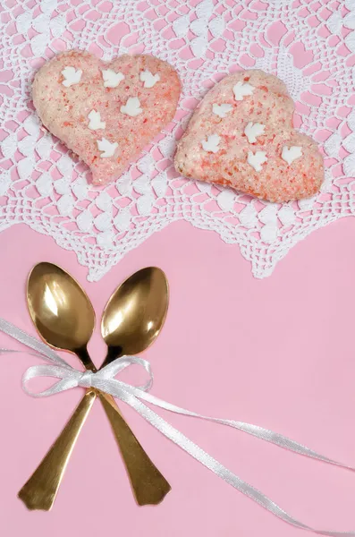 Valentinstag-Plätzchen mit Zuckerguss in Herzform verziert mit — Stockfoto