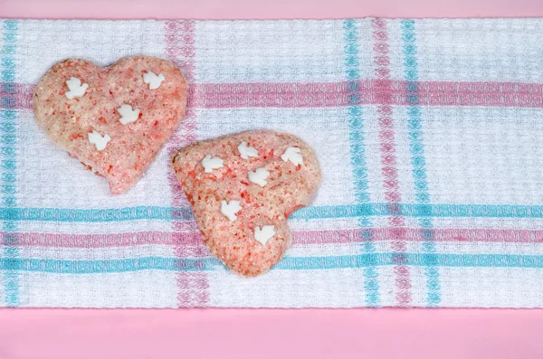 Valentinstag-Plätzchen mit Zuckerguss in Herzform verziert mit — Stockfoto