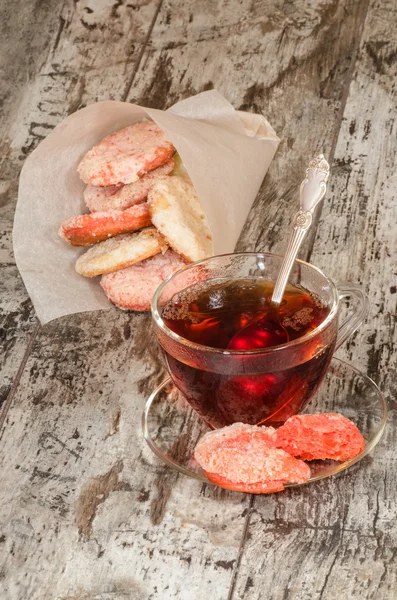 Домашнее печенье творог с сахаром и чашкой горячего чая — стоковое фото