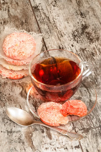 Домашнее печенье творог с сахаром и чашкой горячего чая — стоковое фото