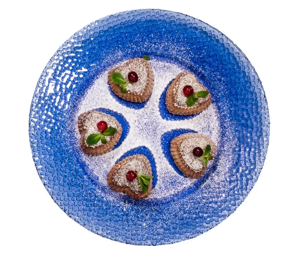 Печенье ко Дню Святого Валентина с клюквой и мятой на голубой тарелке . — стоковое фото
