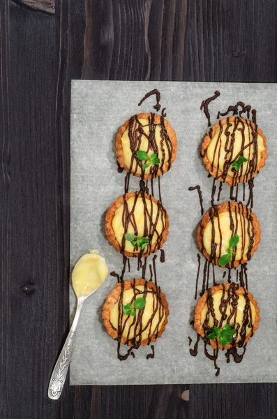 Tartaletas con crema francesa y menta —  Fotos de Stock