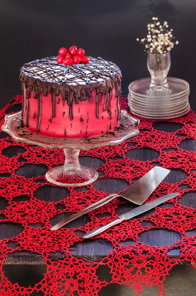 Rote Torte mit Mohn, Marzipan und Schokolade — Stockfoto