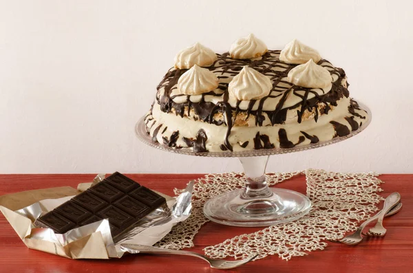 Meringue taart met mascarpone ijs en chocolade — Stockfoto