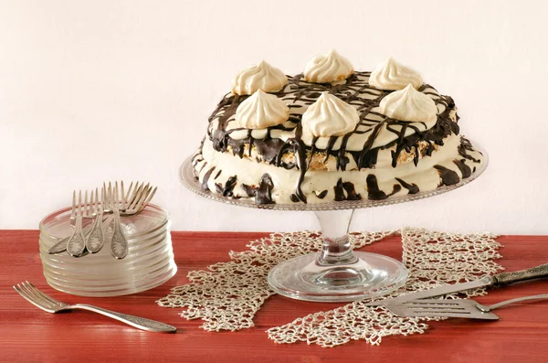Meringue cake with mascarpone cream and chocolate — Stock Photo, Image