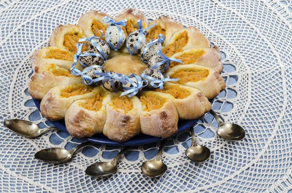 Hausgemachter Hefekuchen mit Karottenfüllung — Stockfoto