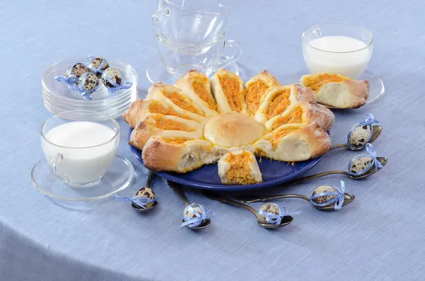 Hausgemachter Hefekuchen mit Karottenfüllung — Stockfoto