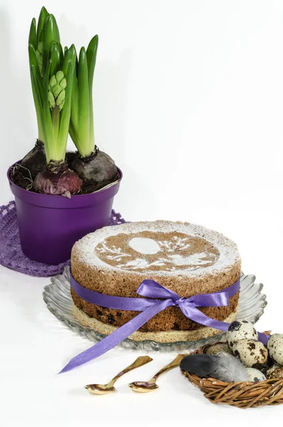 Tarte décorée symbole de Pâques sur fond blanc — Photo