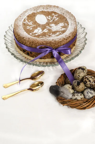 Torta decorata simbolo pasquale su sfondo bianco — Foto Stock