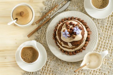 beyaz çikolatalı pasta krema ve fındık ile